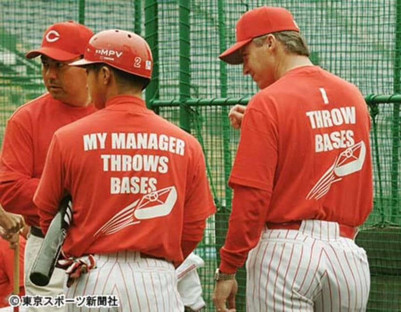ベースを放り投げたブラウン監督（右）をネタに作製されたＴシャツ