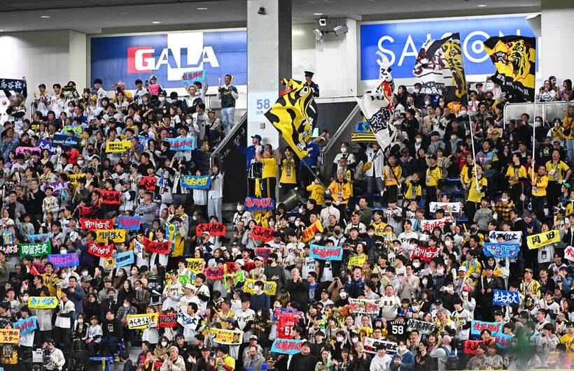 ラッキーセブンのライトスタンドの阪神ファン