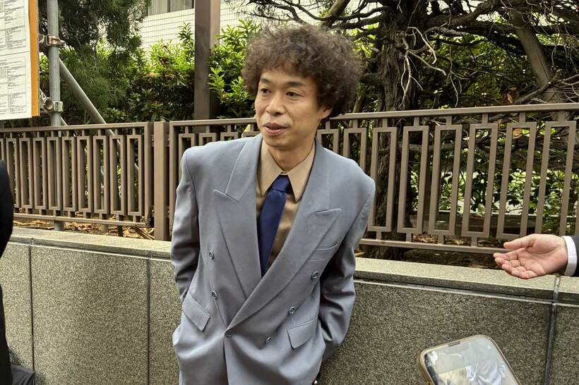 公判後に囲み取材に応じた渡邊センス