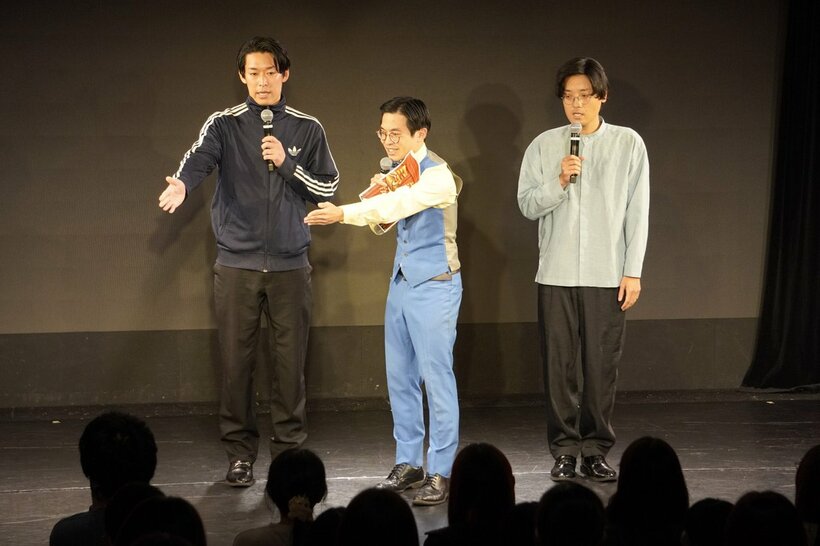 青色１号の(左から)カミムラ、榎本淳、仮谷そうめん