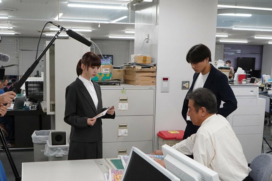 布施（右）と荻野の撮影は東京スポーツ新聞社編集局で行われた