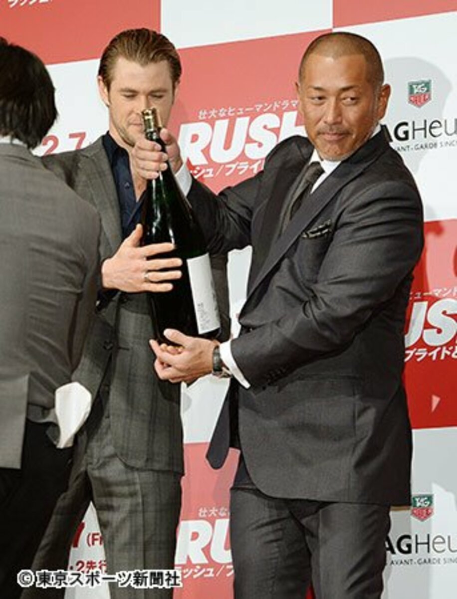 日本酒をプレゼントした清原。左は主演のクリス・ヘムズワース