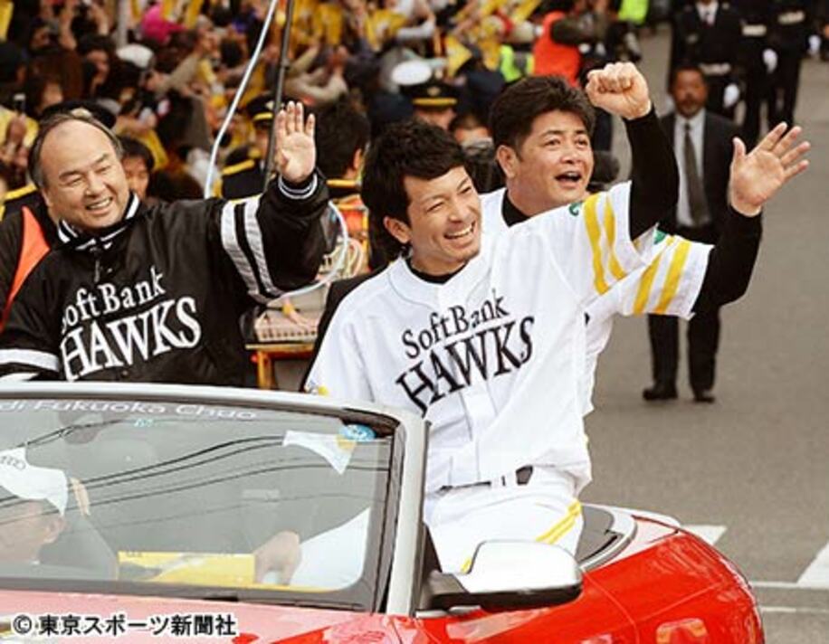 ファンの声援に応える（左）から孫オーナー、松田、工藤監督