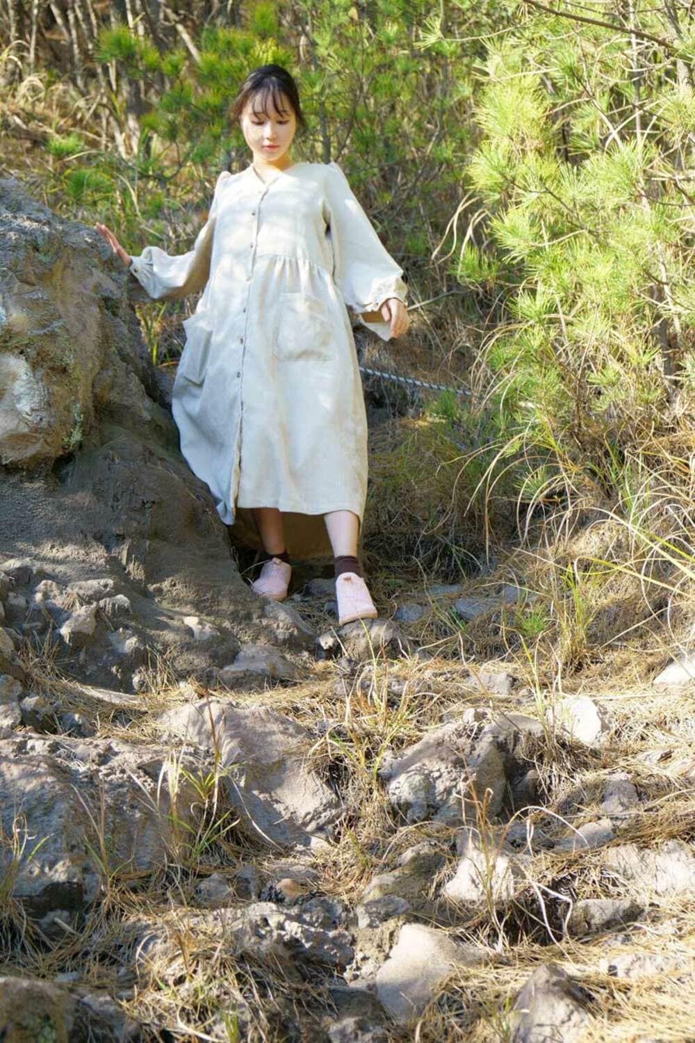 険しい岩場を下っていくと…