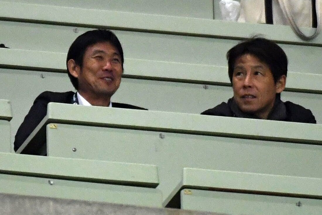 西野朗氏(右)が技術委員長時代、森保監督はU-23の指揮を務めていた（2018年）