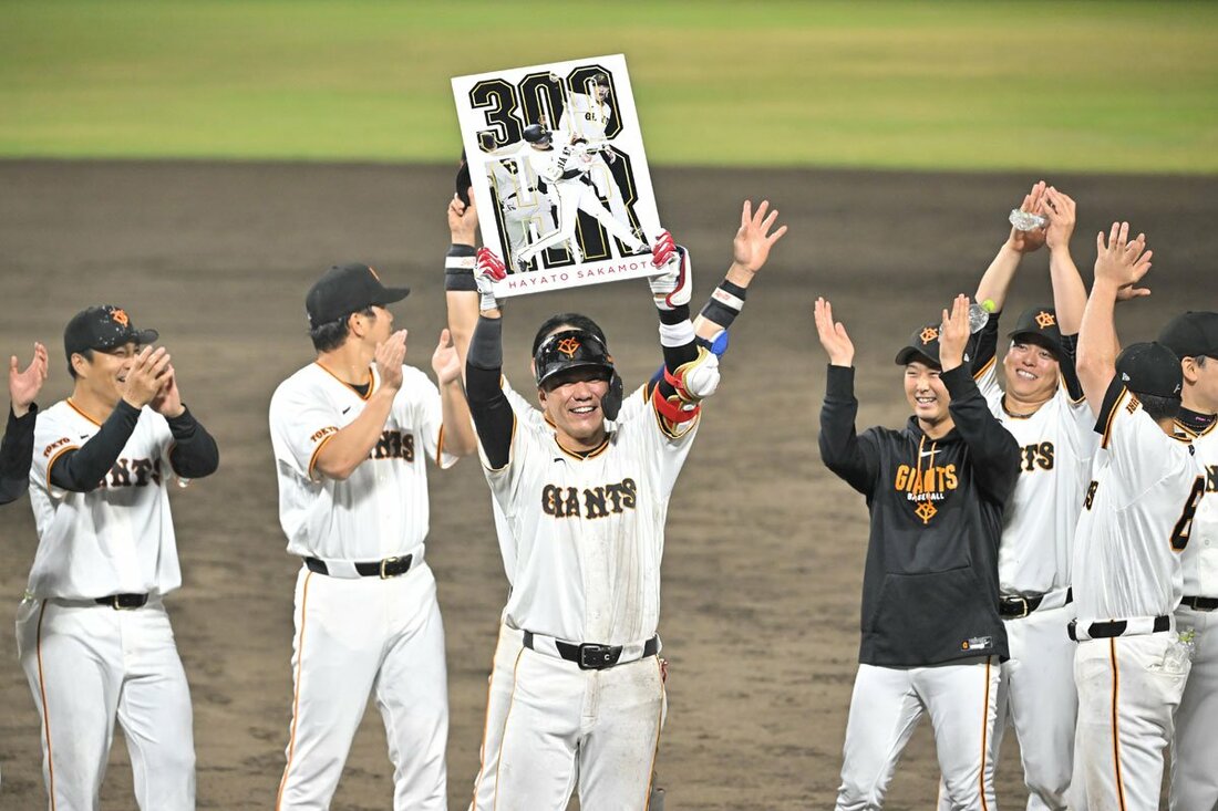 5月13日、福井でのサヨナラ弾で通算300号に到達した巨人・坂本勇人(中)
