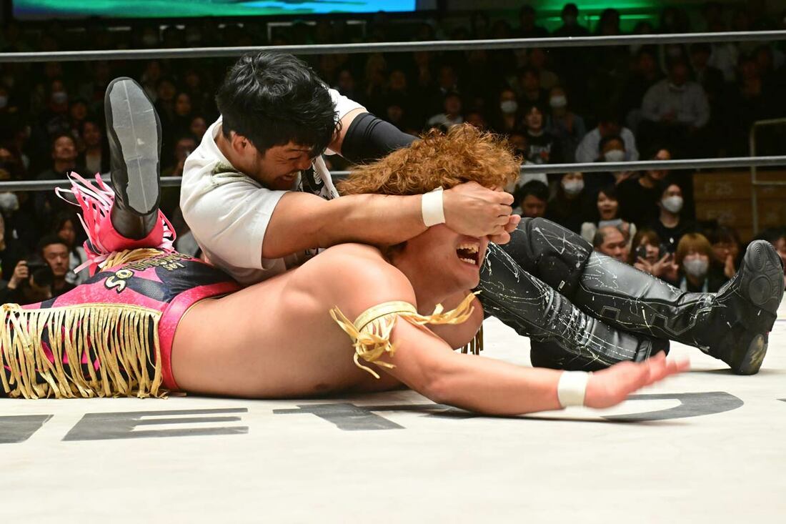 内藤の弟子RYUSEI(手前)からギブアップを奪ったKENTA