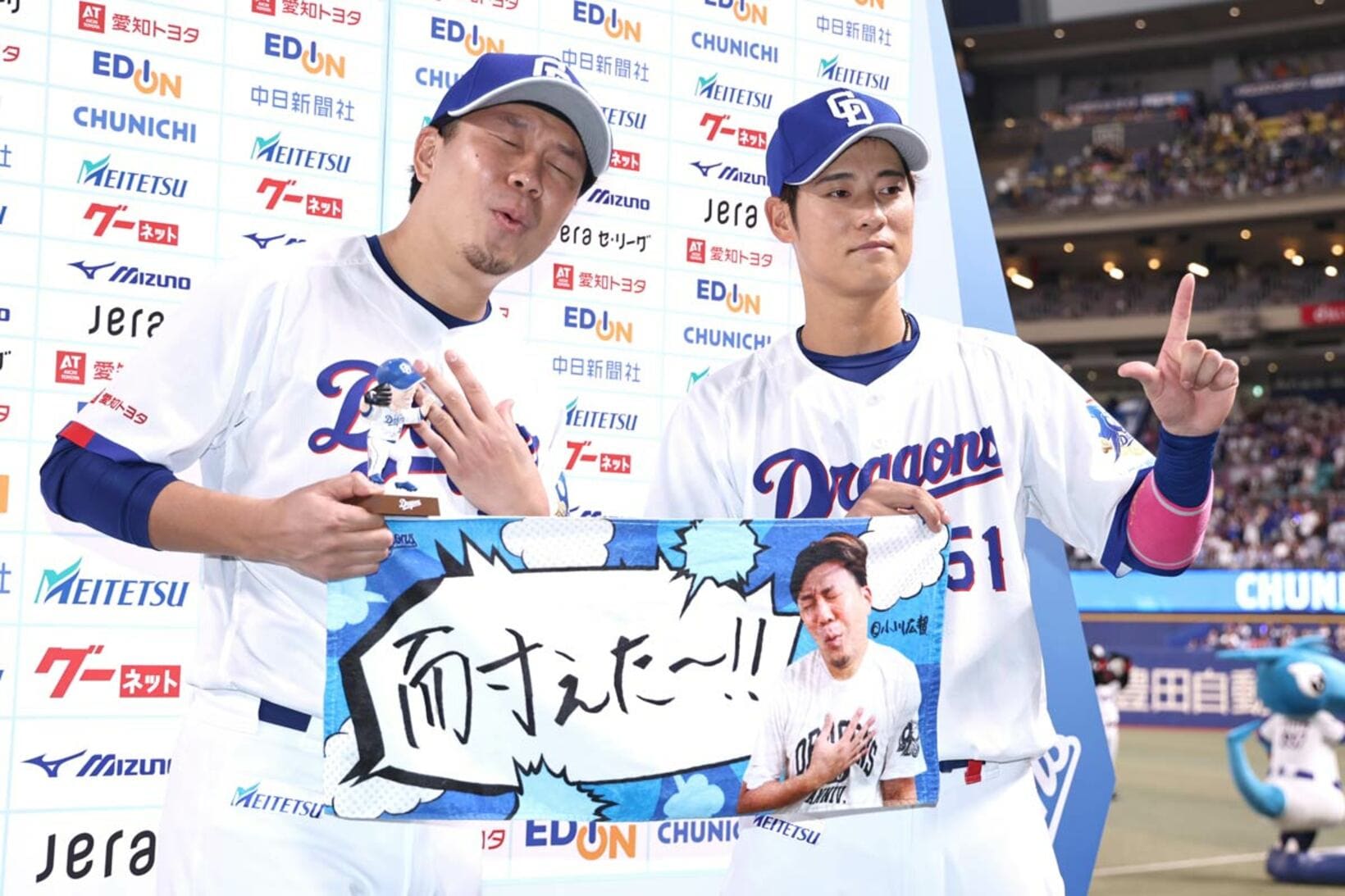 ヒーローインタビューの大野（左）、上林