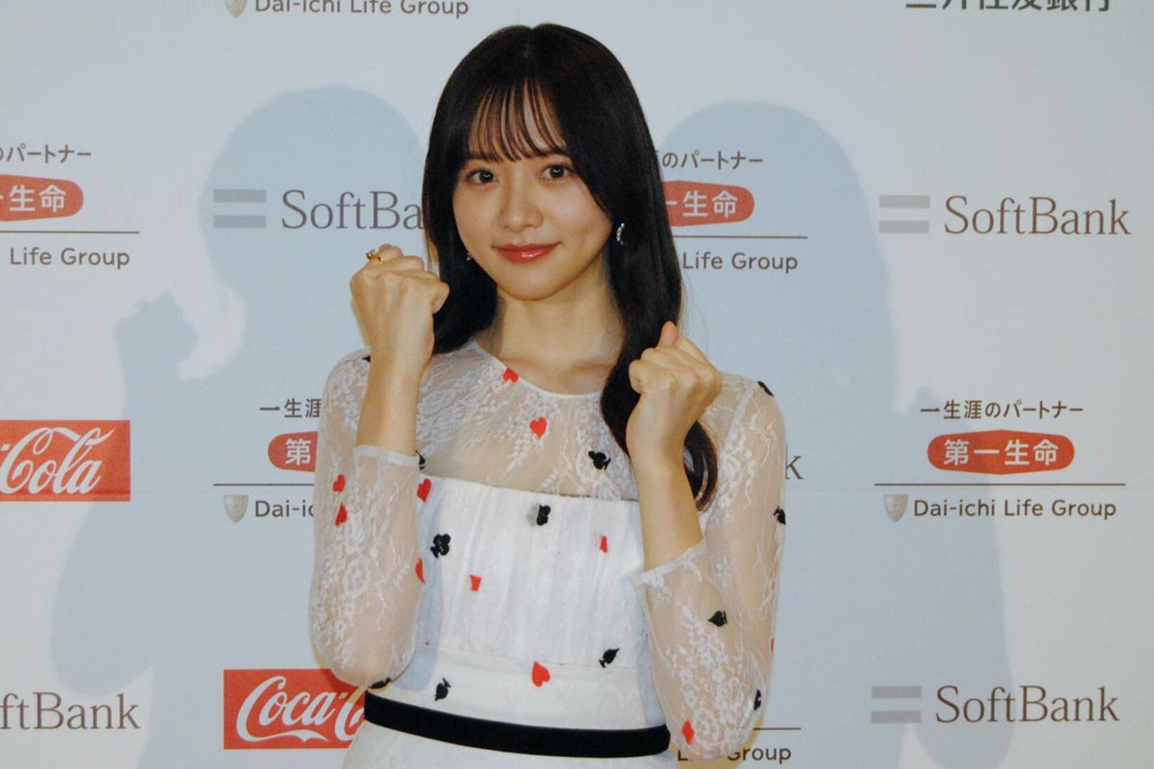 ポーズを決める森香澄アナ