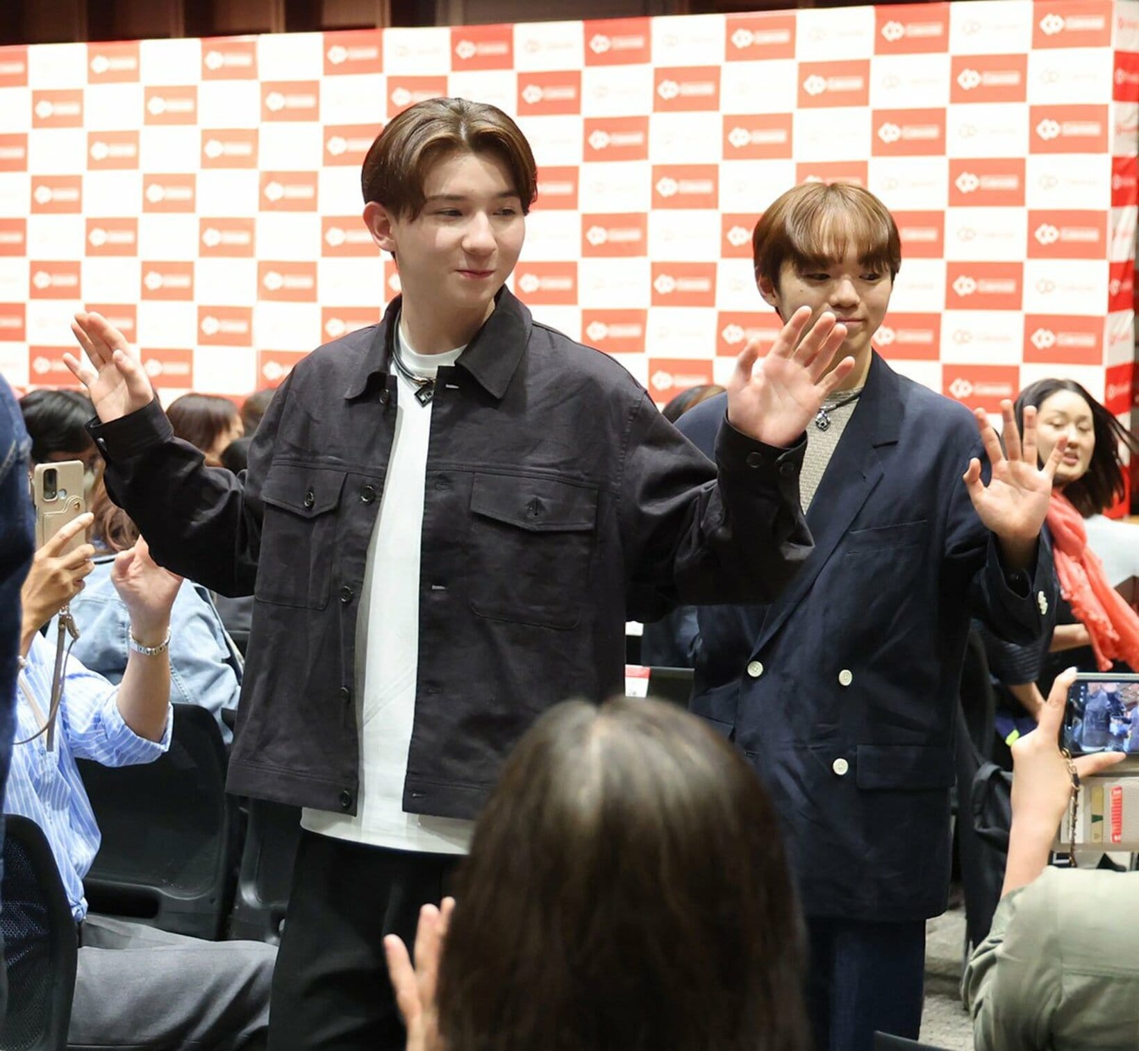 鍵山優真(右)らともにイベントに参加した中田璃士