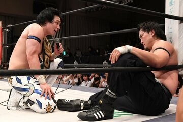 試合後MAOに言葉をかける上野（左）