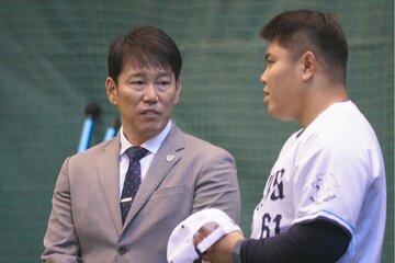 井端弘和監督（左）と話し込む平良海馬