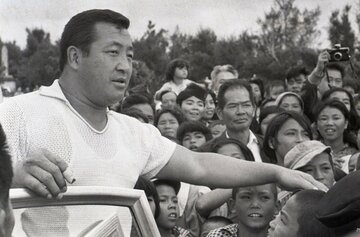  開幕戦は２万人ものファンが力道山を取り囲んだ（東スポWeb）