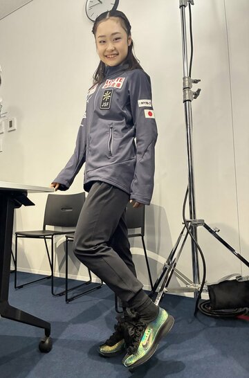 オーロラ色のシューズを見せる島田麻央