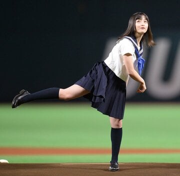 始球式をする橋本環奈