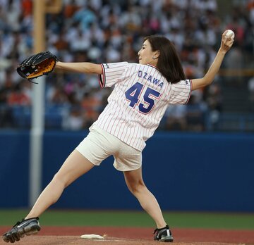 ホットパンツ姿でボールを投げる小澤陽子アナ