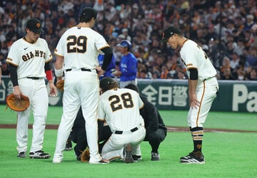 負傷交代するハワードと心配そうに見る内海哲也コーチ（右）