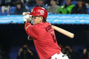 今季１号を放った小園