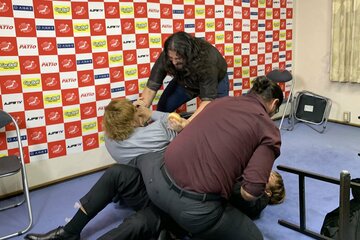 宮原の挑発に怒った斉藤ブラザースは会見で大暴れ