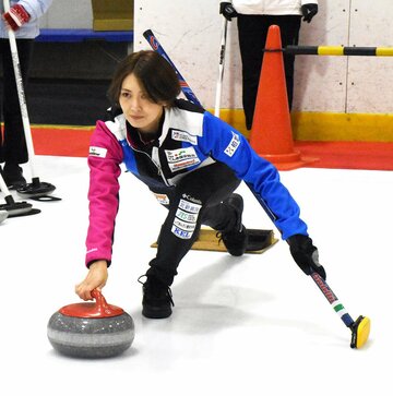 カーリング教室で実技を披露する吉村紗也香