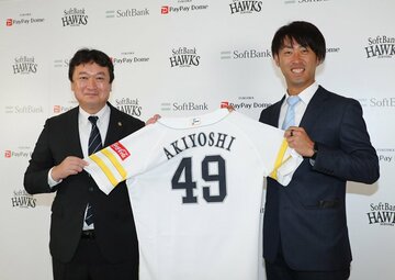  入団会見を行った三笠杉彦ＧＭ(左)と秋吉亮（球団提供）