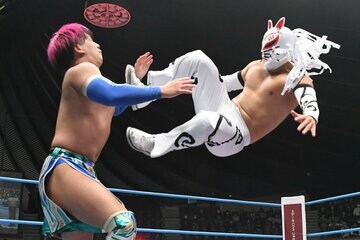 青柳亮生にドロップキックするKURAMA