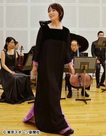  公開リハーサルを行った若村麻由美