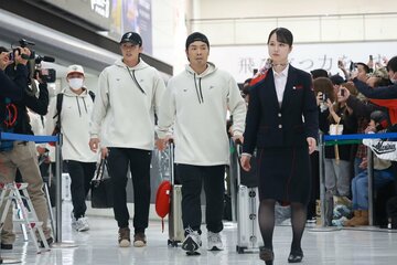 ソフトバンク・近藤健介(中)と周東佑京(左)。侍ジャパンのＮＰＢ組は16日に帰国している