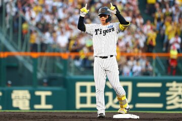 塁上でポーズを決める森下