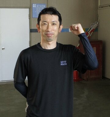  通算１５００勝を達成して、ガッツポーズを見せる樋口亮（東スポWeb）