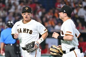 ２２日の広島戦に先発出場した巨人・石塚（左）