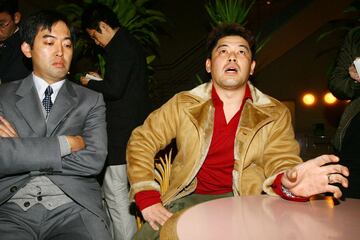 中村紀洋（左）と代理人・茂木立仁弁護士（２００７年１月）