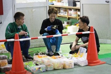 同期の西山貴浩(左)、柳生泰二(中)にアドバイスを送る山口達也