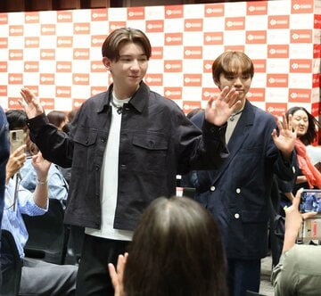 鍵山優真(右)らともにイベントに参加した中田璃士
