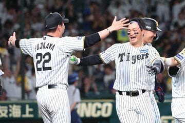 サヨナラ本塁打を放ち藤川監督（左）と抱き合う阪神・森下