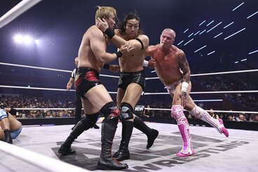 豪華カード再び!(左から)オカダ、竹下、フレッチャー(ⓒAl Elite Wrestling)
