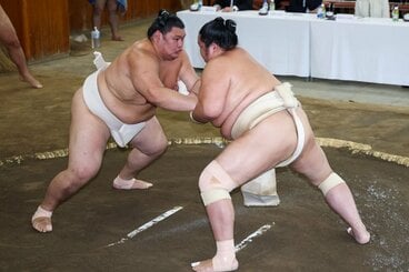 稽古総見で汗を流す大の里(左)