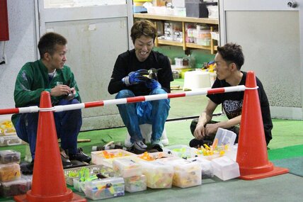 同期の西山貴浩(左)、柳生泰二(中)にアドバイスを送る山口達也