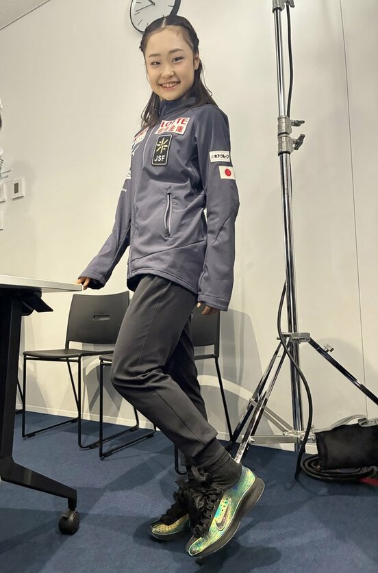 オーロラ色のシューズを見せる島田麻央