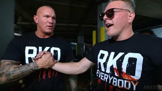 ランディ・オートン(左)が電話していたのは、パット・マカフィーだった（©AbemaTV, Inc.）