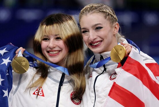 団体での金メダルを破損してしまったアリサ・リュウ。右はアンバー・グレン（ロイター）