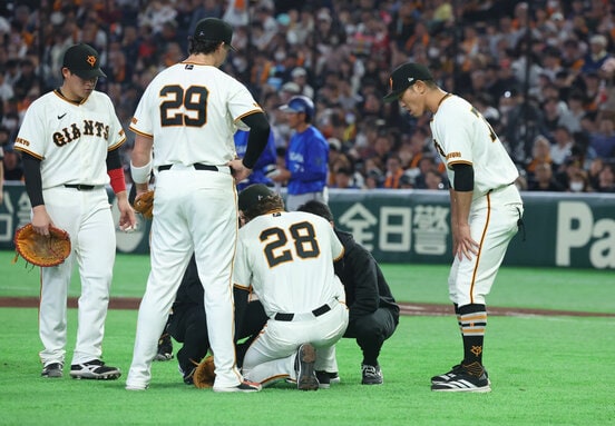 負傷交代するハワードと心配そうに見る内海哲也コーチ(右)