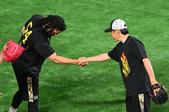 一軍に合流したオスナ(左)と握手するソフトバンク・小久保監督