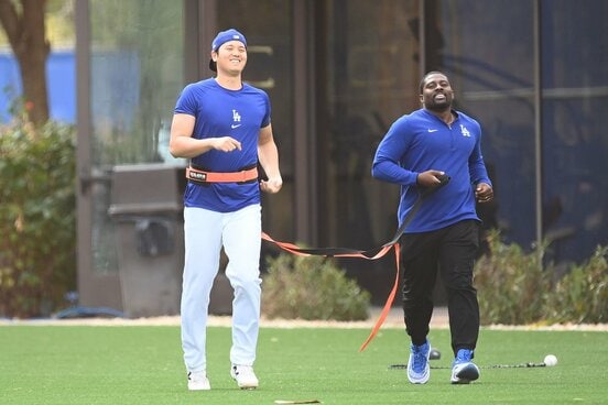 笑顔でトレーニングをこなすドジャース・大谷翔平(左)