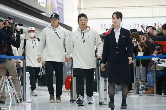 ソフトバンク・近藤健介(中)と周東佑京(左)。侍ジャパンのＮＰＢ組は16日に帰国している