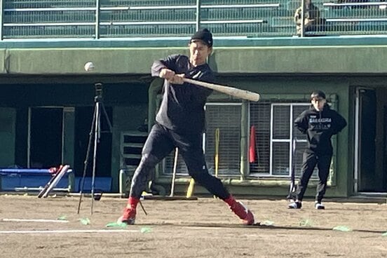 自主トレを公開した広島・坂倉