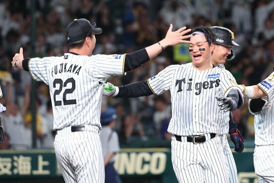 サヨナラ本塁打を放ち藤川監督（左）と抱き合う阪神・森下