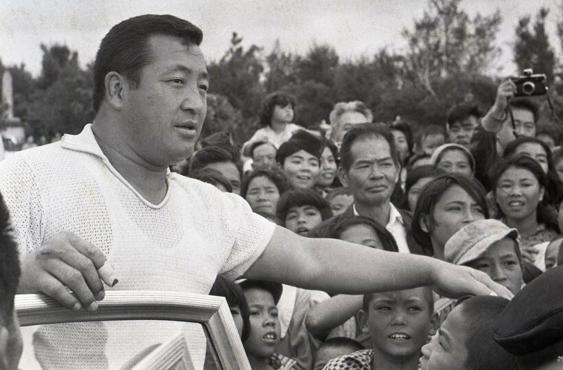  開幕戦は２万人ものファンが力道山を取り囲んだ（東スポWeb）