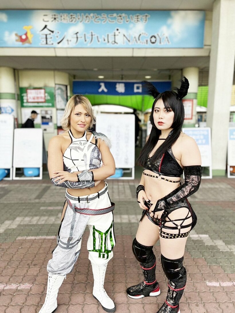  名古屋競馬場にプロモーションに訪れたジュリア(左)と舞華（©STARDOM）