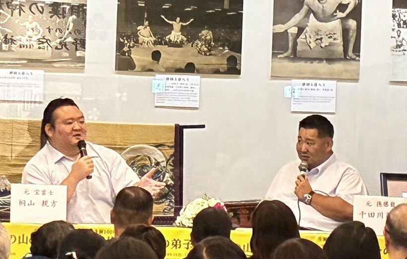 桐山親方（左）と千田川親方